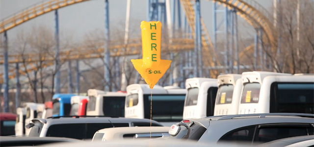 Des ballons pour marquer les places de parkings libres