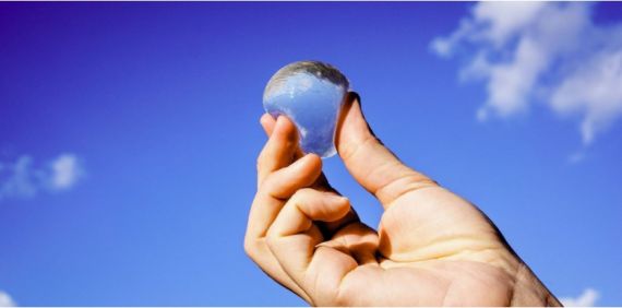 Fini les bouteilles d’eau voici les bulles d’eau.